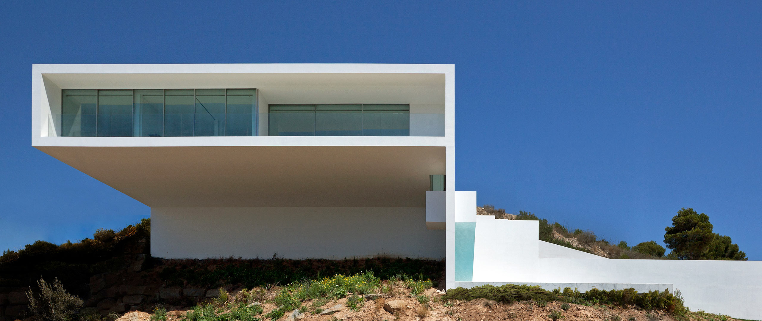 House on the Cliff by Fran Silvestre Arquitectos — the source image.